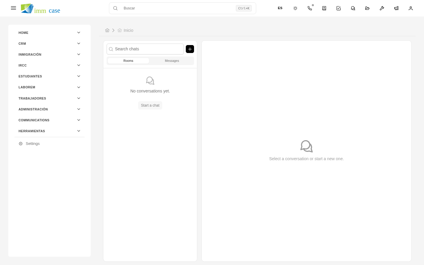 Screenshot: vista del chat con lista de conversaciones a la izquierda y mensajes a la derecha
