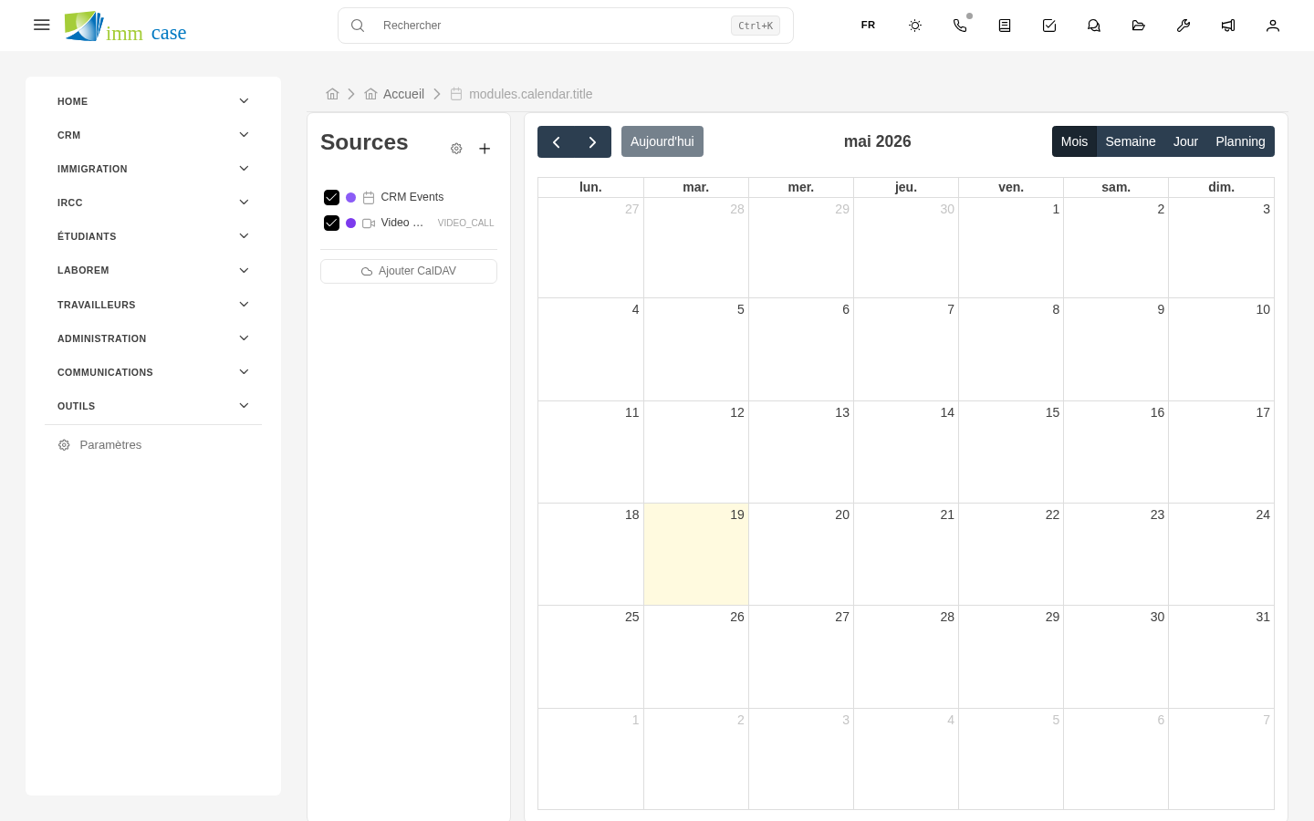 Capture d'écran : vue mensuelle du calendrier avec événements colorés par type